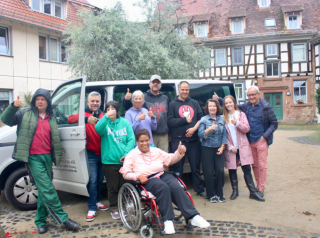 Gruppe vor dem neuen Auto