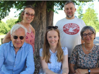 fünf lachende Menschen