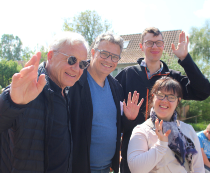 vier Menschen mit Händen hoch