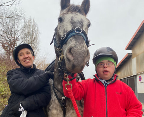 zwei Reiter und Pferd