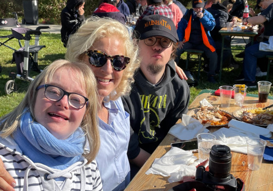 drei Menschen am Tisch