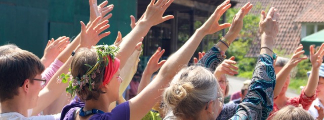 Menschen mit Händen hoch