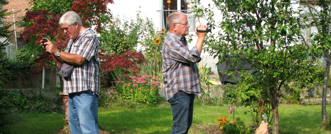 zwei Menschen mit Kameras