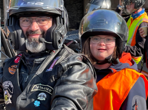 zwei Menschen auf dem Harley
