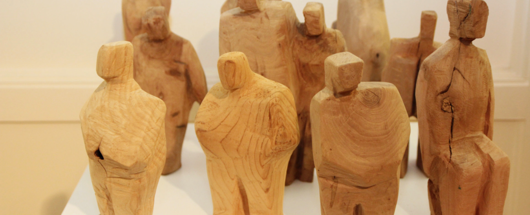 Holzfiguren im Kreis