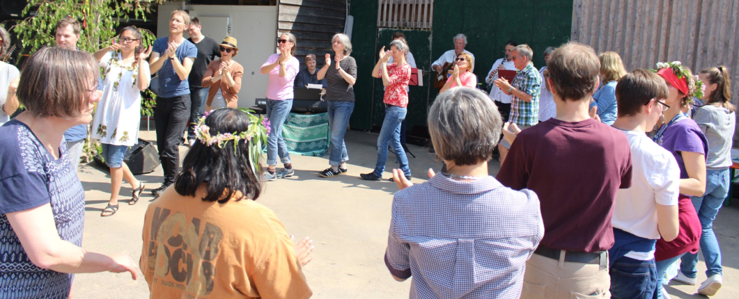 Menschen die im Kreis gehen