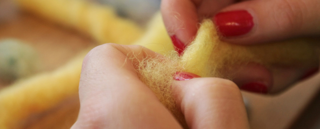 Hände halten Baumwolle Stoff